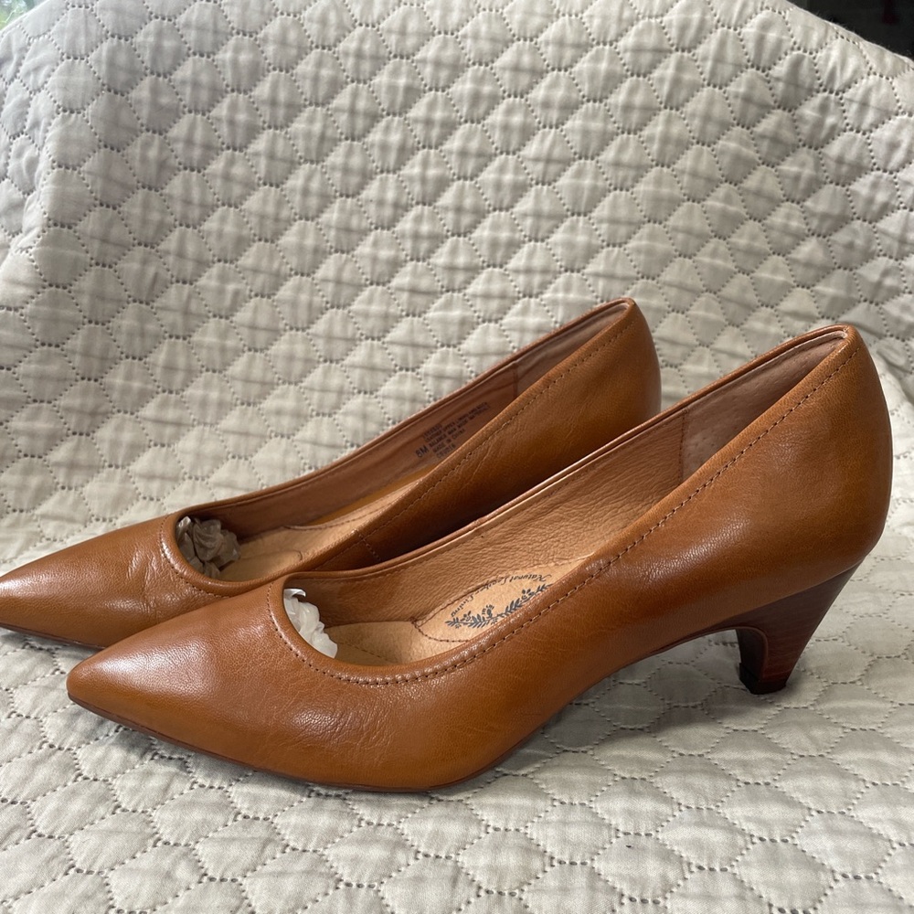 Sofft Women's Tan Leather Pointed Toe Low Heel Pumps
